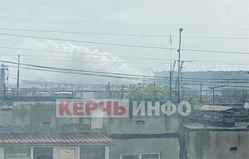 Над Крымским мостом поднимается густой дым, движение перекрыто