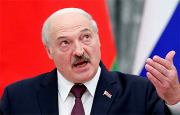 Political Scientist: Paranoid Lukashenka Has Real Mental Case