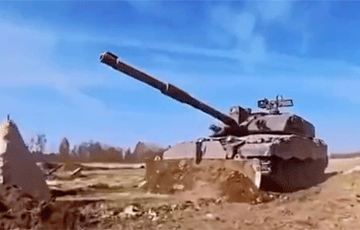 British Challenger 2 Tank Easily Overcoming Russian 'Dragon's Teeth'