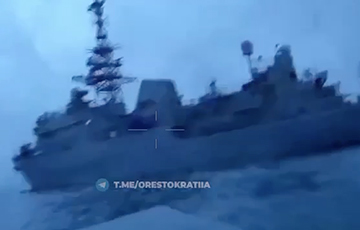 Появилось видео, как морской дрон атакует российский корабль недалеко от Босфора