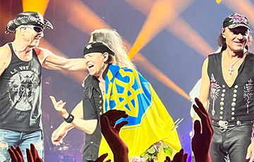 Группа Scorpions на своем концерте в Берлине выразила поддержку Украине
