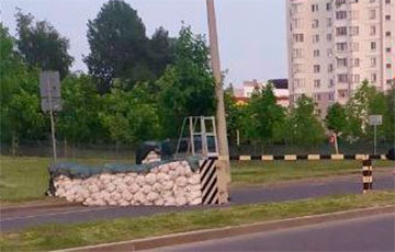 В Минске военные перекрыли улицу и установили блокпост