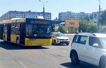 В Минске автобус выехал на перекресток на красный и столкнулся с легковушкой