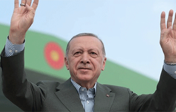 Эрдаган абвясціў сябе пераможцам на выбарах у Турцыі і праспяваў песню