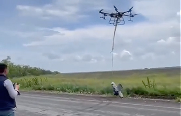 AFU Evacuate Captured Orlan-10 UAV From Minefield Using Drone