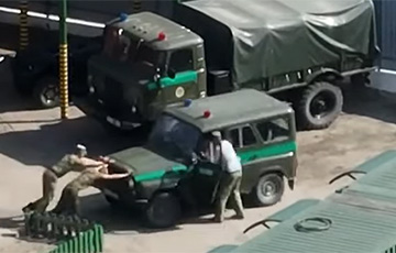 Видеофакт: белорусские военные толкают уазовский «бобик»