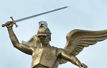 В Новогрудке установили 7-метровую колонну со скульптурой святого Архангела Михаила