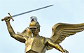 В Новогрудке установили 7-метровую колонну со скульптурой святого Архангела Михаила