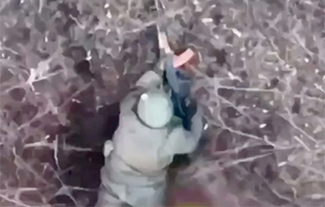 Украинские воины сбросили гранату с дрона прямо на голову оккупанта