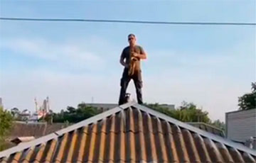 Несокрушимость украинцев в Херсоне поражает: волонтер на крыше затопленного дома сыграл гимн Украины