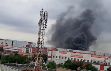 В Ростове-на-Дону вспыхнул масштабный пожар на машиностроительном заводе
