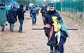 Латвийские пограничники: Беларусь предлагала мигрантам огнестрельное оружие