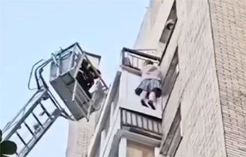 В Минске мужчина повис на балконе 9-го этажа