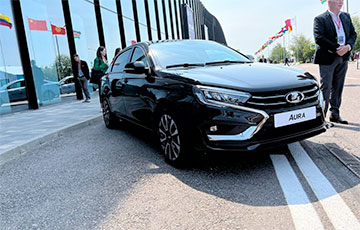 Новая российская Lada Aura не завелась во время презентации на форуме в Петербурге