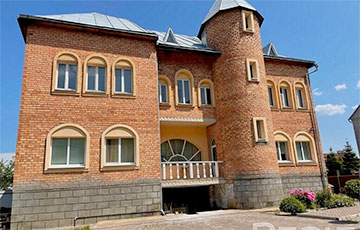 Под Минском продается «замок» из 90-х