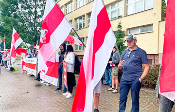 Belarusians Of Bialystok Line Up In Huge Chain Of Solidarity With Political Prisoners