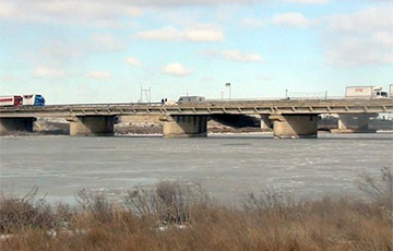 Появилось новое эпичное видео удара по Чонгарскому мосту