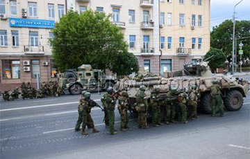 Неизвестные военные окружили административные здания в Ростове
