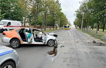 У Менску п'яная 23-гадовая дзяўчына на каршэрынгавым аўто разнулася ў плот