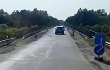 Мост через Случь на трассе М10 стал «звуковым» из-за выбоин и трещин
