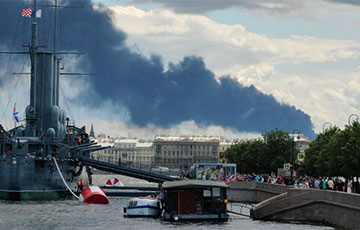 В Санкт-Петербурге вспыхнул мощный пожар