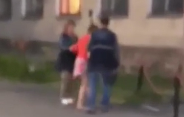 В Гомеле контролеры накинулись на пассажирку  троллейбуса и начали тягать за руки