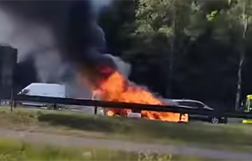 Видеофакт: пожар на витебской трассе в районе выезда из Минска