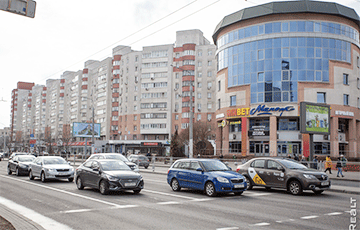 В известном доме напротив Комаровки за долги продают квартиру с ремонтом