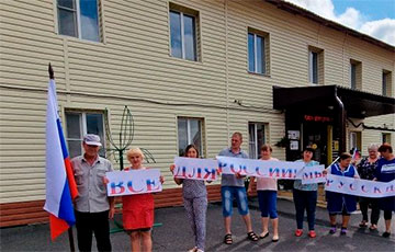 Белорусский художник потроллил россиян и организовал «крестный ход» со странными лозунгами