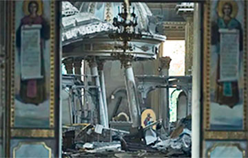 Появилось видео первых минут после попадания ракеты РФ в Свято-Преображенский собор Одессы