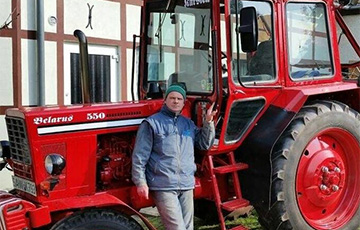 Стары трактар «Беларус» стаў зоркай выставы рэтра-аўто ў Нямеччыне