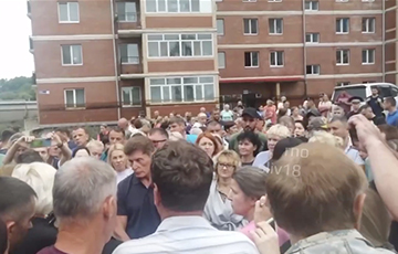 Russian Citizen Swears At Ussuriysk Mayor, Who Offers $1400 To Victims Of Flooding