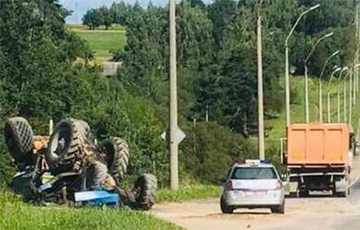 У Аршанскім раёне самазвал пратараніў і перакуліў спадарожны трактар