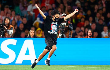 ‘STOP PUTLER’: Pitch Invader With Anti-War Slogan Came On The Pitch During Women's World Cup Final
