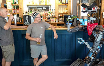 Видеохит: Британец собрал робота в гараже и пошел с ним в бар