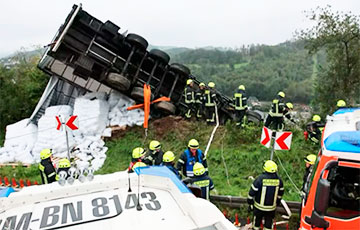 В Германии фура белоруса вылетела с трассы и зависла на склоне