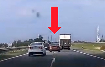 Водитель Volvo решил сыграть в очень опасные «шашки» на М1