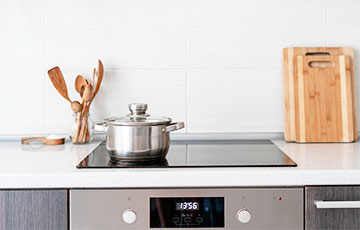 Як адмыць індукцыйную пліту да бляску за некалькі хвілін