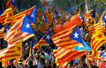 Десятки тысяч людей вышли на акцию за независимость Каталонии