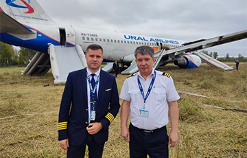 Учившийся в Минске пилот экстренно посадил самолет в поле под Новосибирском