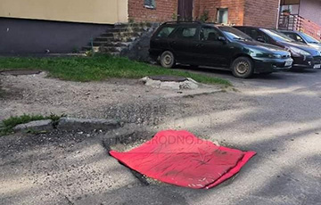 У Гародні глыбокую яму «залаталі» незвычайным спосабам.