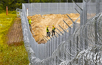 Латвия решила ускорить строительство забора на границе с Беларусью