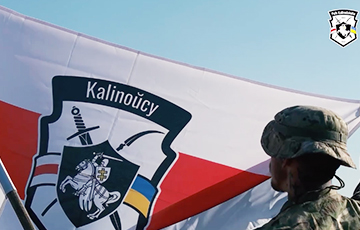 Полк Калиновского ярко поздравил белорусов с Днем национального флага