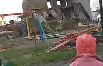 Маленькая украинка расплакалась, увидев свой детсадик, разбомбленный оккупантами