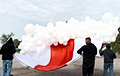 Из Украины в Беларусь прилетел огромный бело-красно-белый флаг