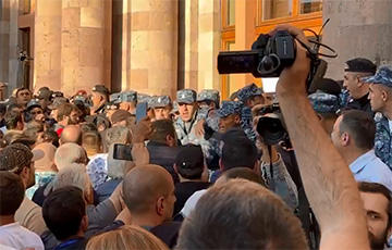 В Ереване люди штурмуют здание правительства