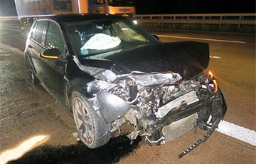 В Германии Volkswagen врезался в колесо, которое отвалилось от фуры белоруски