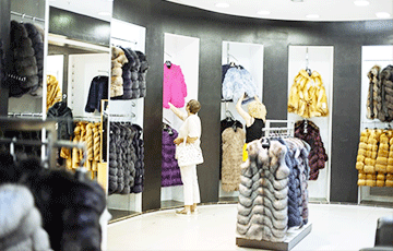 В ЦУМе 73-летняя минчанка ножницами порезала шубы на 13,5 тысячи рублей