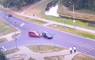 В Кобрине на перекрестке столкнулись два авто: одно из них «полетело» на пешеходов