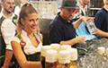 Официантка, которая несет 13 бокалов пива на Октоберфесте, стала звездой Сети